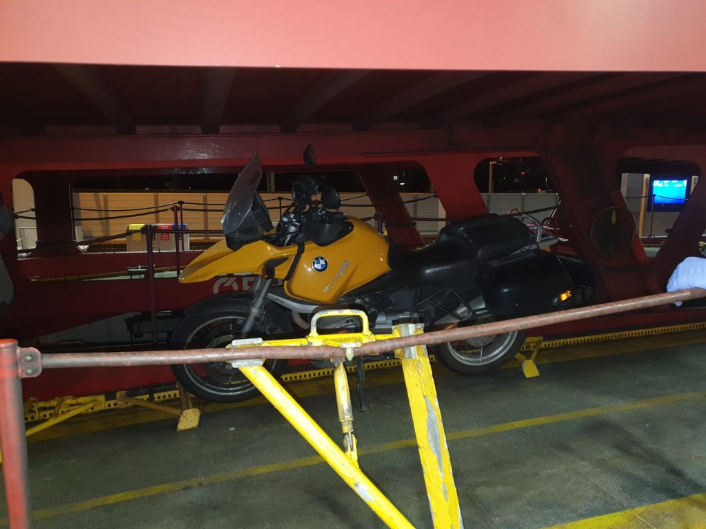 Gottfrieds Moped wird verladen